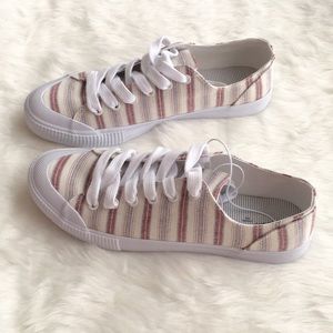 Universal Thread June Canvas Lace up Sneakers